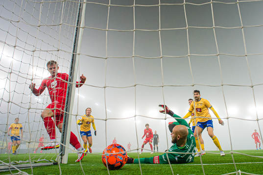 Aune Selland Heggebø of Brann scores the 1-1 goal