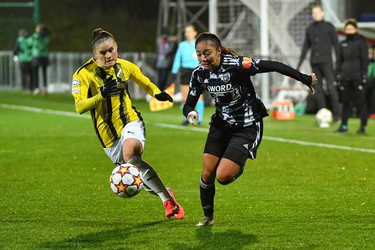 Hanna Wijk of Häcken and Perle MORRONI of Lyon