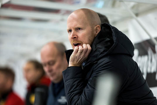 s assisterande tränare Tobias