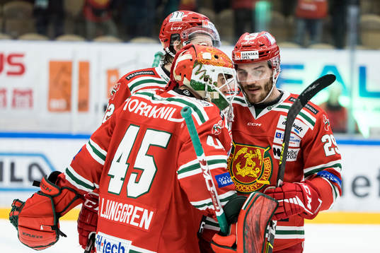 Moras målvakt Andreas Ljunggren och Johan Persson jublar