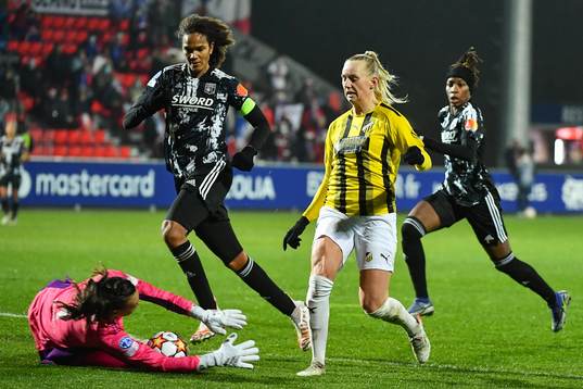 Stina BLACKSTENIUS of Häcken and Christiane ENDLER of Lyon