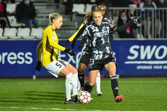 Lotta Ökvist of Häcken and Janice CAYMAN of Lyon