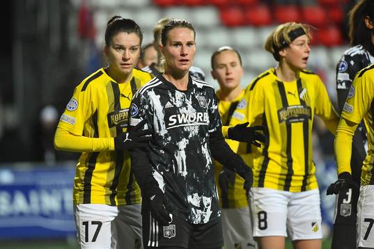 Amandine HENRY of Lyon and Anna CSIKI of Häcken