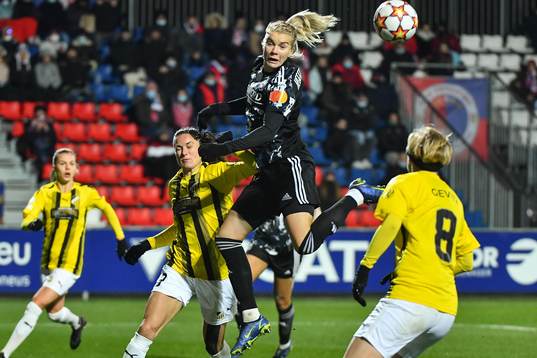 Beata Kollmats of Häcken and Ada HEGERBERG of Lyon