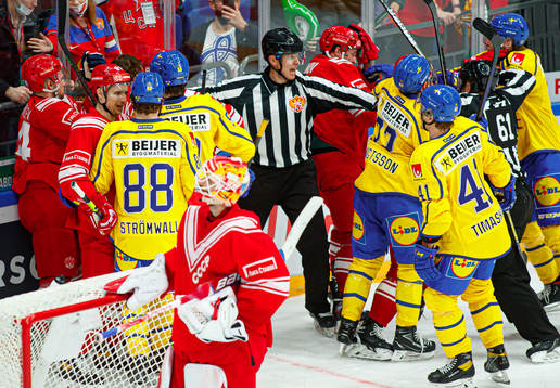Sweden ad Russia players fight
