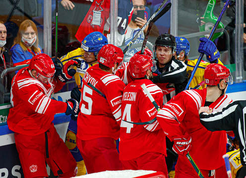 Sweden ad Russia players fight