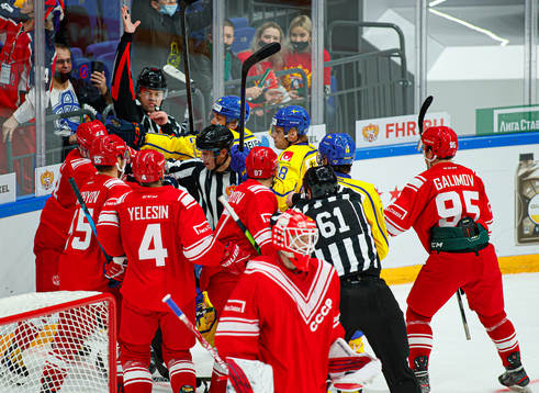 Sweden ad Russia players fight