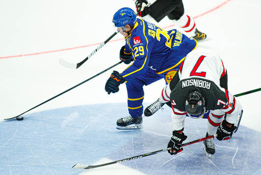 Pontus Holmberg of Sweden against Matt Robinson of Canada