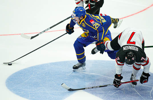 Pontus Holmberg of Sweden against Matt Robinson of Canada