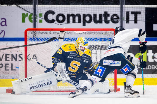 Södertäljes målvakt Fredrik Bergvik och Karlskogas David