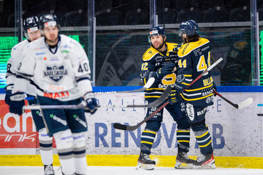 Södertäljes Matt Marcinew jublar med Erik Ullman