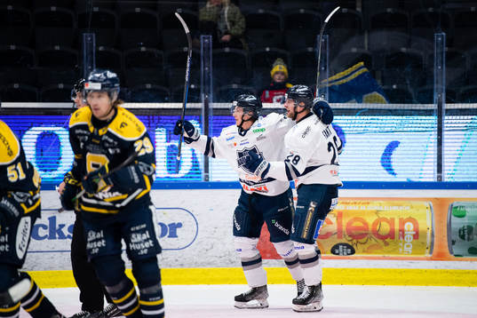 Karlskogas Sebastian Fakt (th) jublar