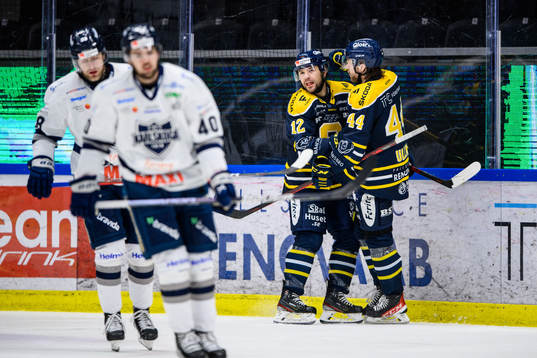 Södertäljes Matt Marcinew (yv) jublar