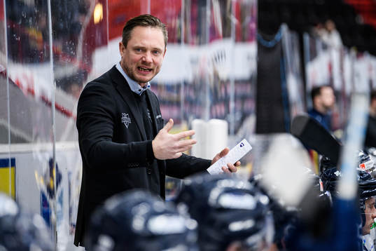 Karlskogas huvudtränare Karl Helmersson