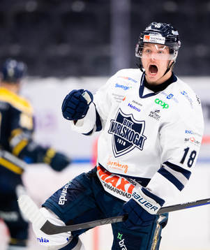 Karlskogas Aleksi Rekonen jublar