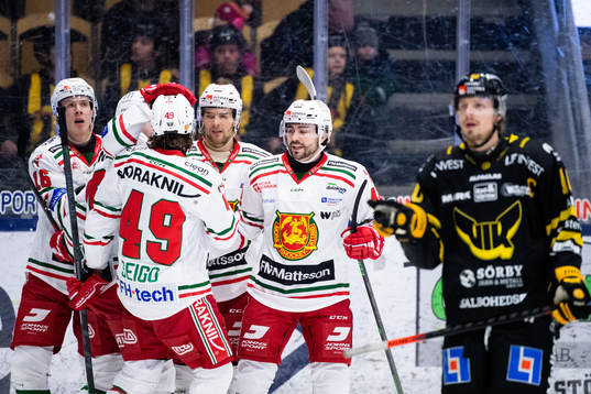 Moras Lukas Wernblom jublar med lagkamrater