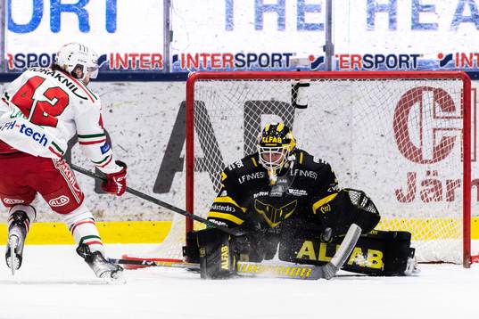 Moras Alexandre Lavoie och Västerås målvakt Johan
