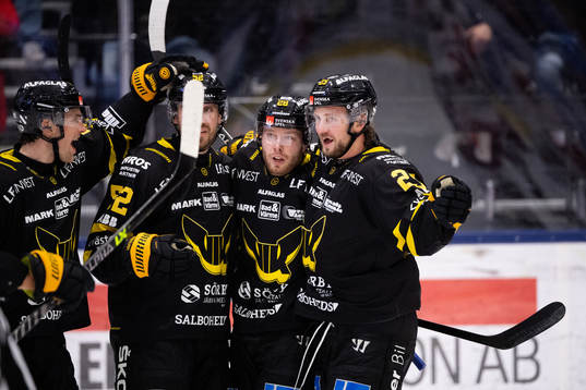 Västerås Lukas Zetterberg jublar med lagkamrater