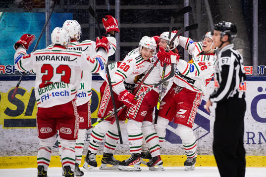 Moras Lukas Wernblom jublar med lagkamrater