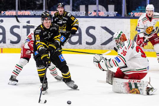 Västerås Filip Wiberg gör 2-2 bakom Moras målvakt