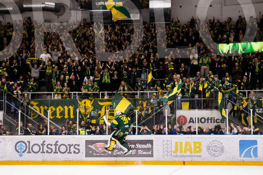 Björklövens målvakt Joona Voutilainen jublar mot