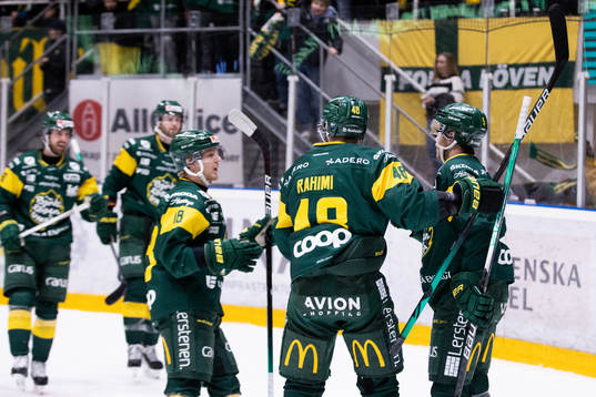 Björklövens Jesper Lindgren jublar med lagkamrater