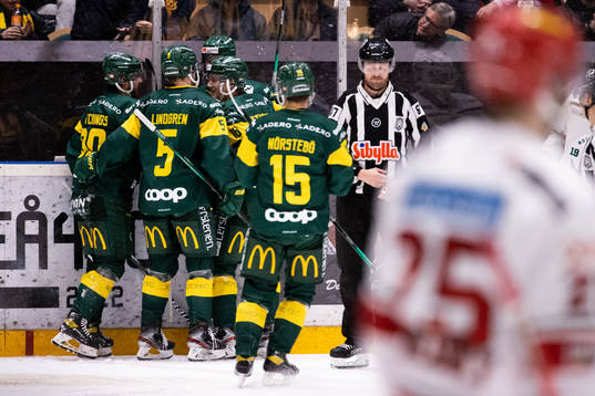 Björklövens Alex Hutchings jublar med lagkamrater