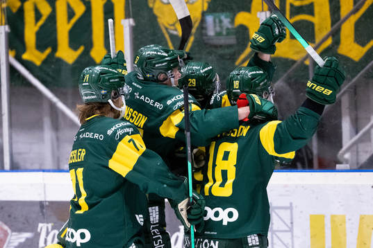 Björklövens Alexander Wiklund jublar med lagkamrater
