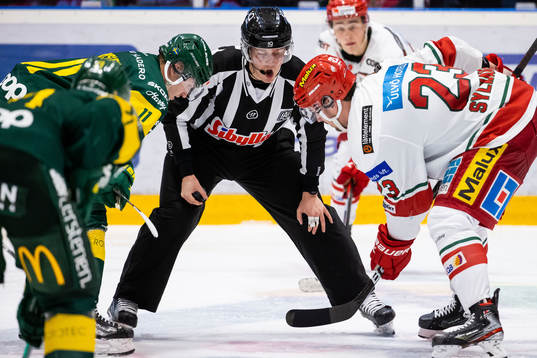 Domare Marcus Westman släpper pucken