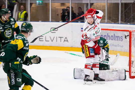 Modos Oscar Pettersson får pucken på sig