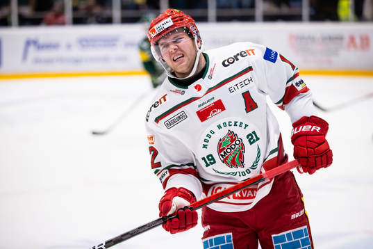 Modos Oscar Pettersson fick puck på sig