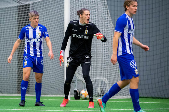 Göteborgs målvakt Adam Ingi Benediktsson jublar