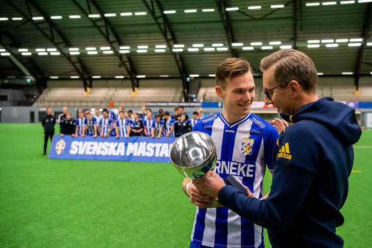 Göteborgs Tim van Assema tar emot pokalen