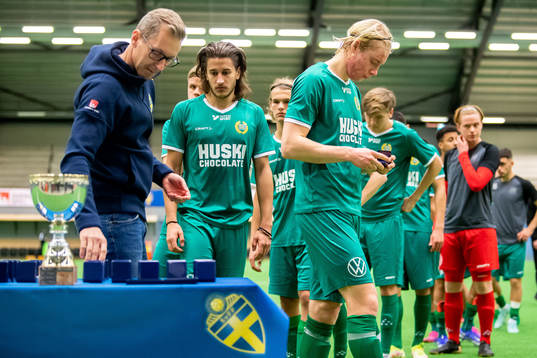 Hammarbys Vilmer Rönnberg deppar vid prisutdelningen av