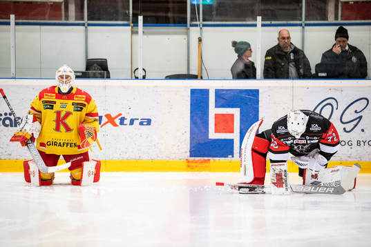 Kalmars målvakt Andreas Henriksson och Nybros målvakt