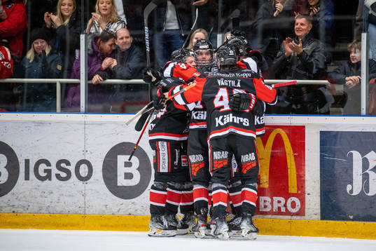 Nybros Hannes Johansson jublar med lagkamrater