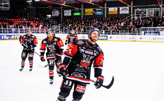 I förgrunden jublar Nybros Oliver Nilsson