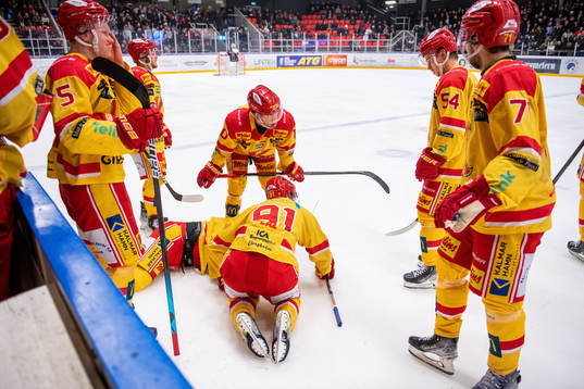 Kalmars Robin Dahlstedt har ont får hjälp av Victor Laz