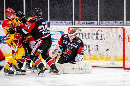 Kalmars Gabriel Olsson och Nybros Viktor Bolin och målvakt