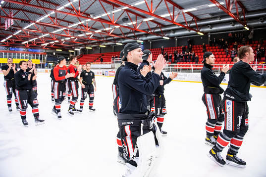 Nybros målvakt Robin Johansson jublar med lagkamrater