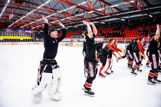 Nybros målvakt Robin Johansson jublar med lagkamrater