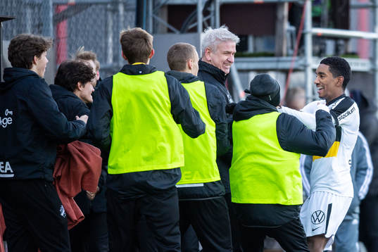 AIKs Alexander Fesshaie Beraki jublar