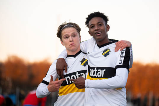 AIKs Rasmus Granath och Amar Abdirahman Ahmed jublar