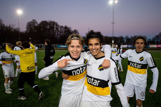 AIKs Rasmus Granath och Elias Ziani jublar