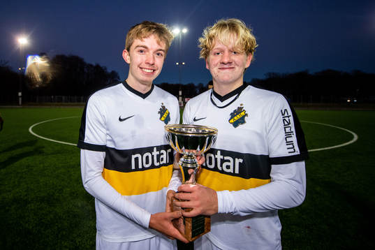AIKs Marcus Valgma och Oscar Hultbom  jublar