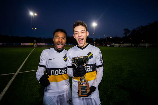 AIKs Salim Nkubiri och Victor Andersson  jublar