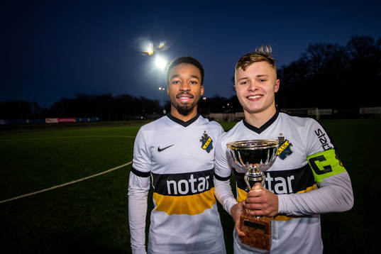 AIKs Salim Nkubiri och Vincent Sundberg  jublar