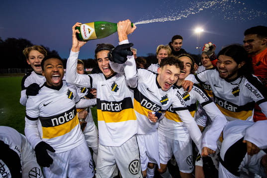 AIKs Salim Nkubiri, Elias Ziani och Victor Andersson  jublar