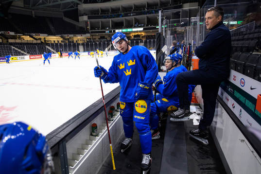 Alexander Holtz and head coach Tomas Montén of the Swedish