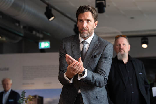 Henrik Lundqvist spritar händerna